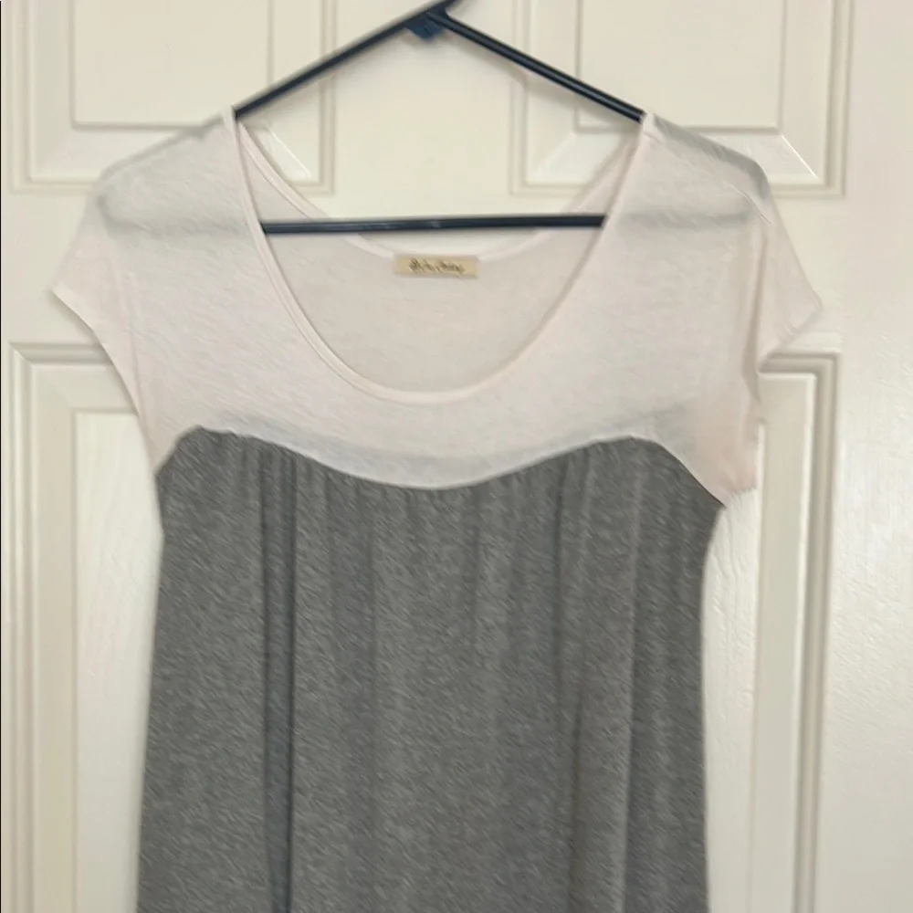 One Clothing Cream and Gray Fitted Tunic Cap Sleeve Top - Picture 2 of 8
